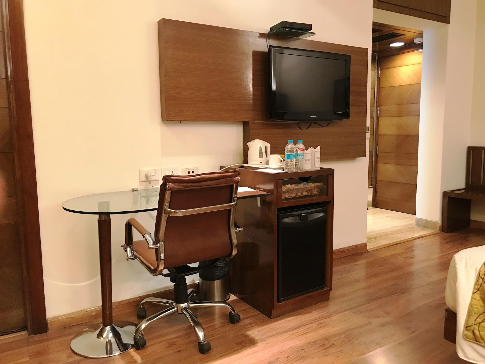 Indus Biznotel New Delhi Exterior photo
