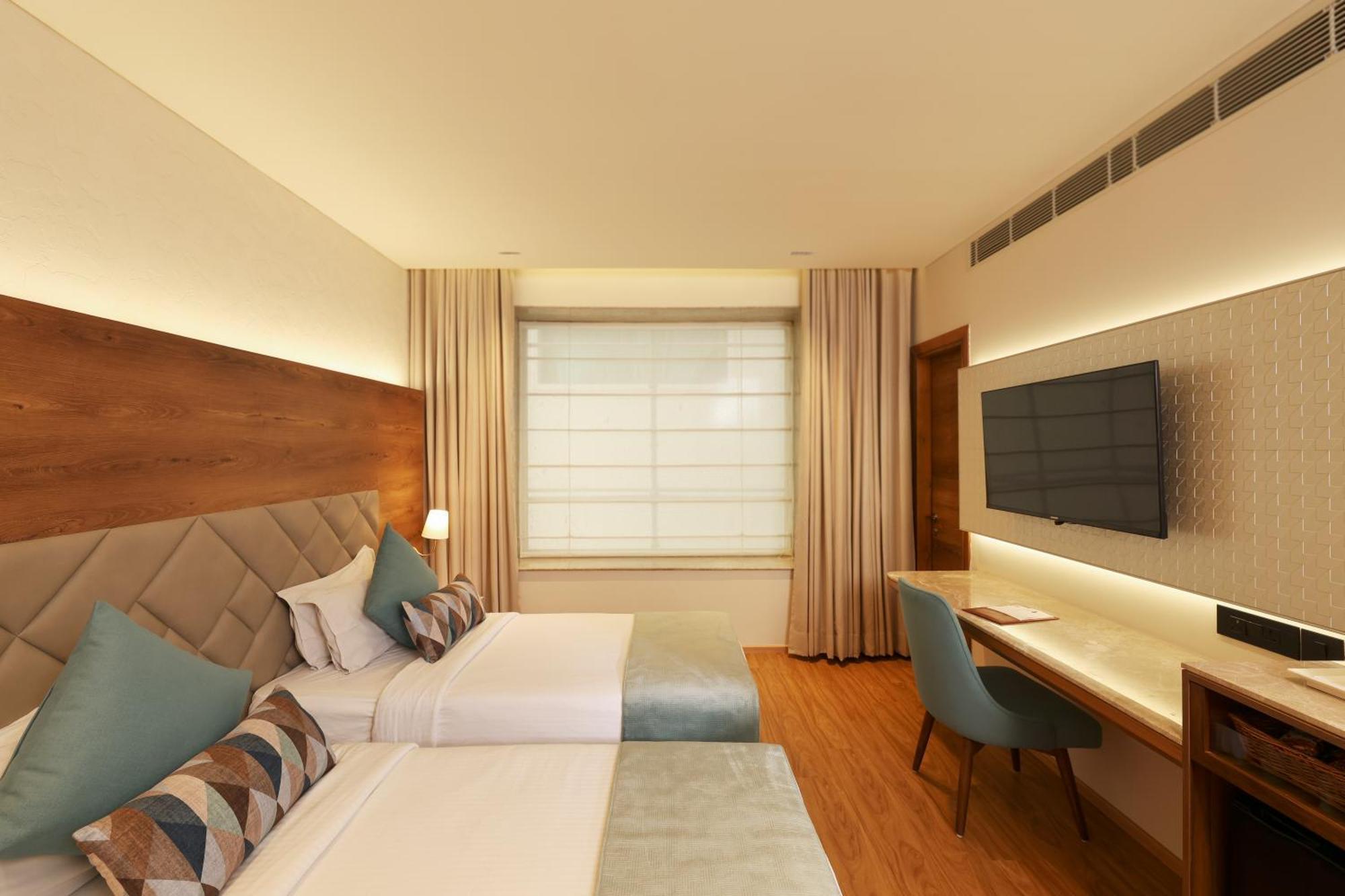 Indus Biznotel New Delhi Exterior photo