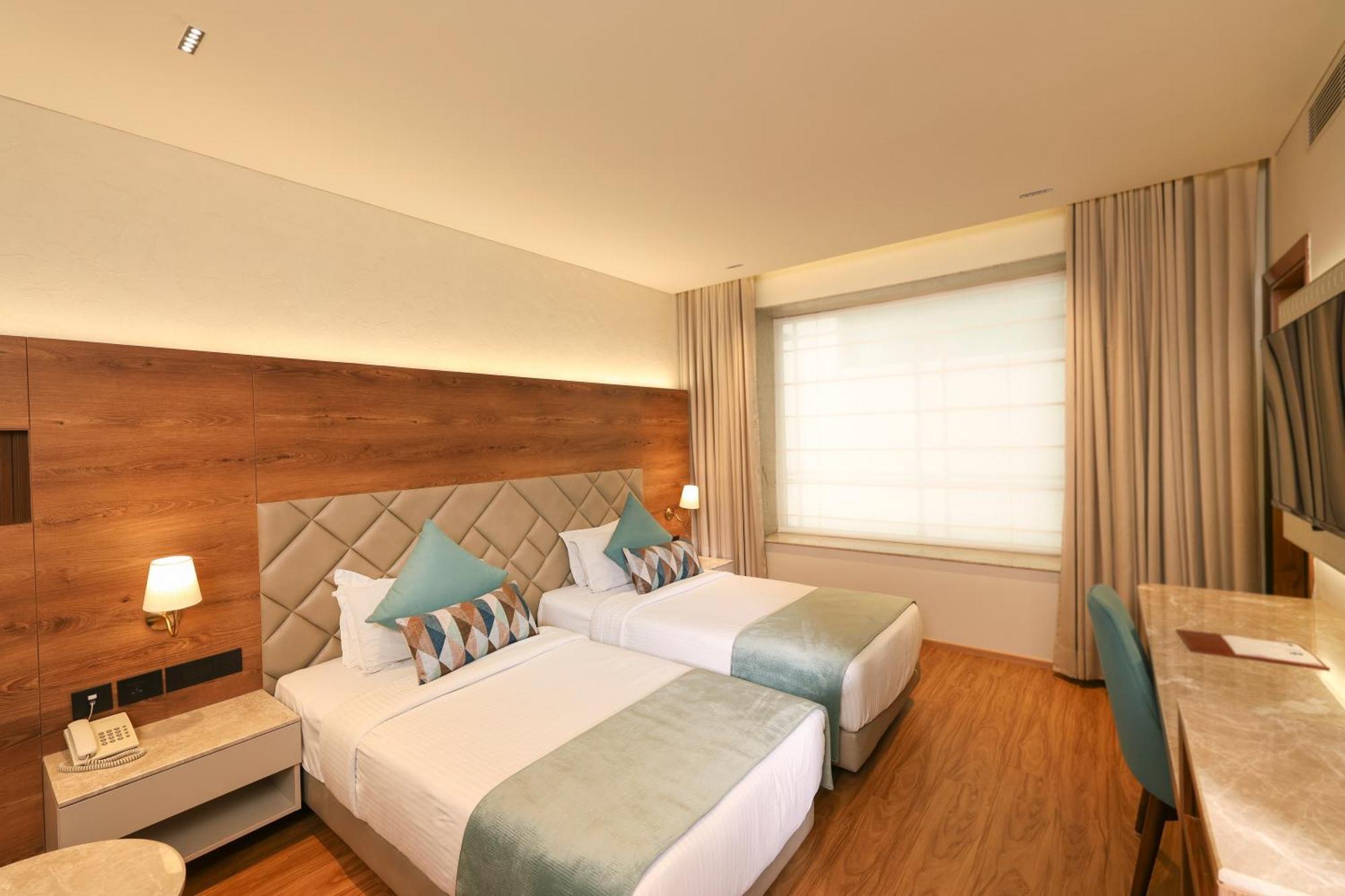 Indus Biznotel New Delhi Exterior photo