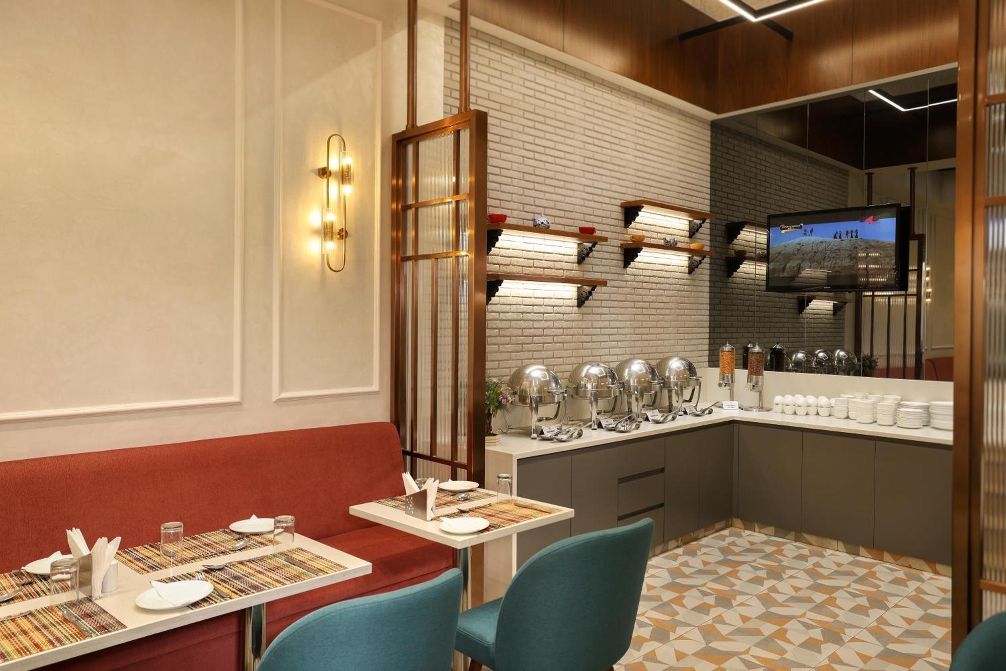 Indus Biznotel New Delhi Exterior photo